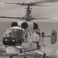 Вертолет Ка-32 (судовой) на корабельной палубе во время проводки судов на севере. [1980-е гг.]. РГАНТД. Ф. 348. Оп. 3. Д. 273. Л. 1.