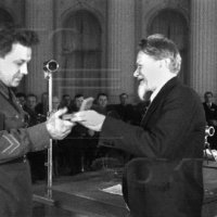 М.И. Калинин вручает звезду Героя Советского Союза А. Ляпидевскому