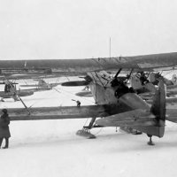 Вариант Р-5 на лыжном шасси с радиостанцией и ветроэлектрогенератором (на нижнем крыле)