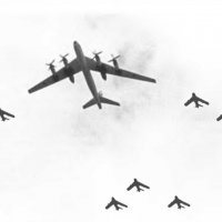 Ту-95М в сопровождении МиГ-17 на параде в Тушино